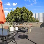 Huge Modern 4 Bedroom Flat W/ City Views And Deck