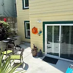 Beautiful Condo In Sun Drenched Garden