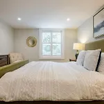 Beautiful Condo In Sun Drenched Garden