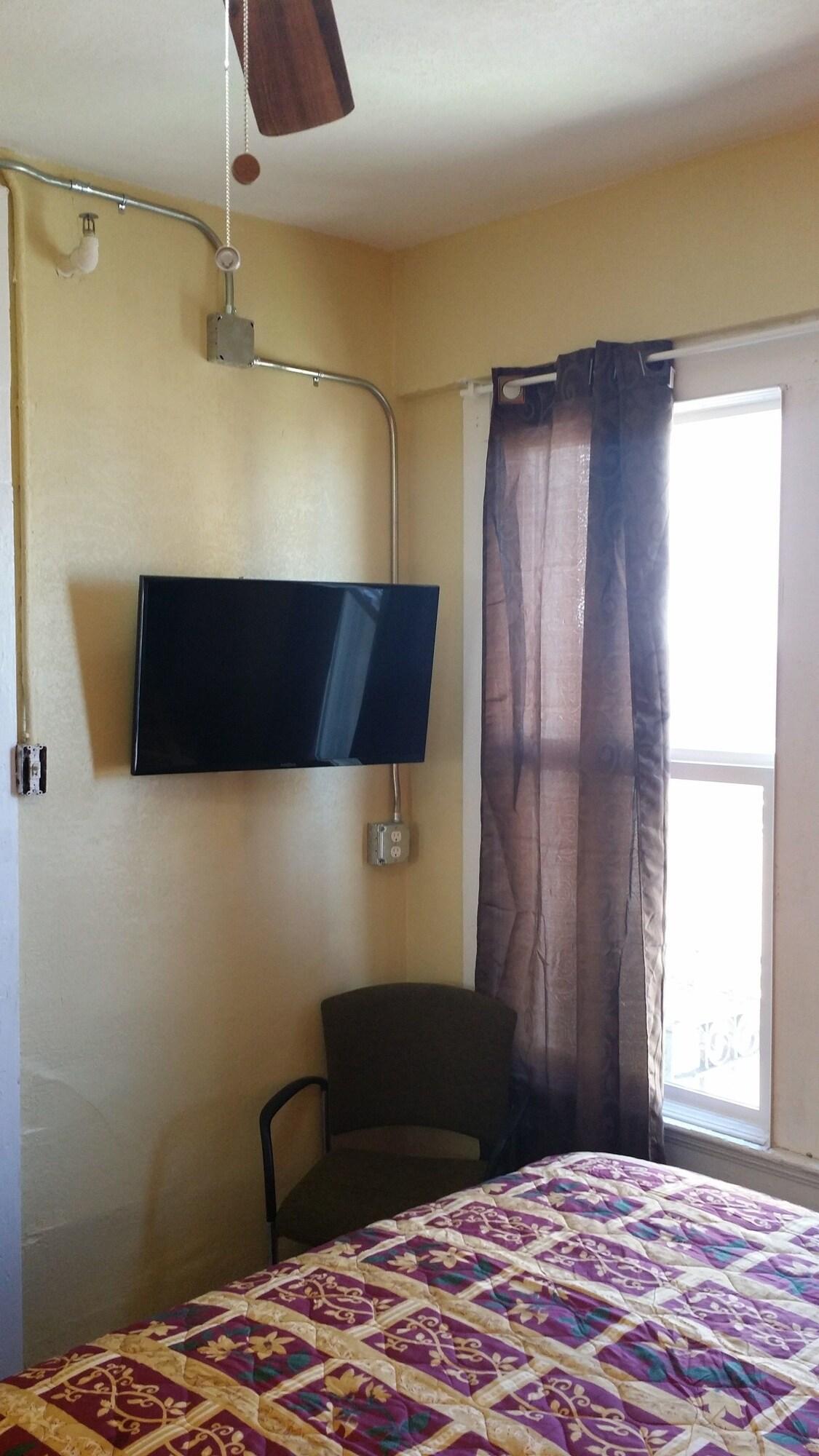 Desmond Hotel 2*