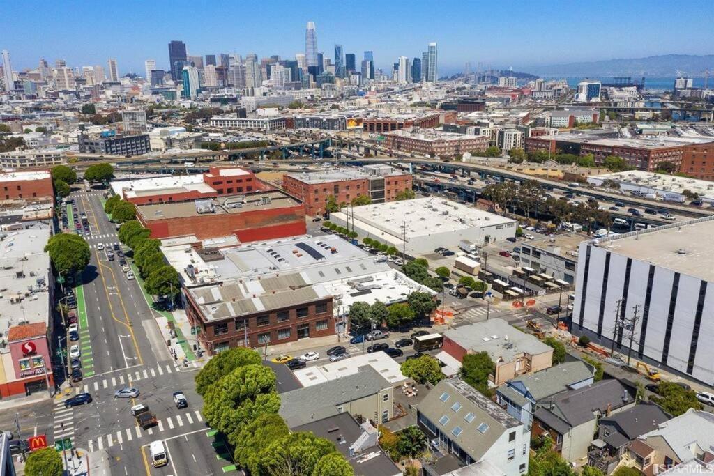 Huge Modern 4 Bedroom Flat W/ Views And Deck Apartment *
