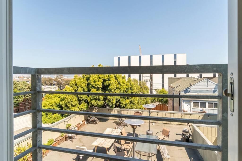 Huge Modern 4 Bedroom Flat W/ Views And Deck Apartment
