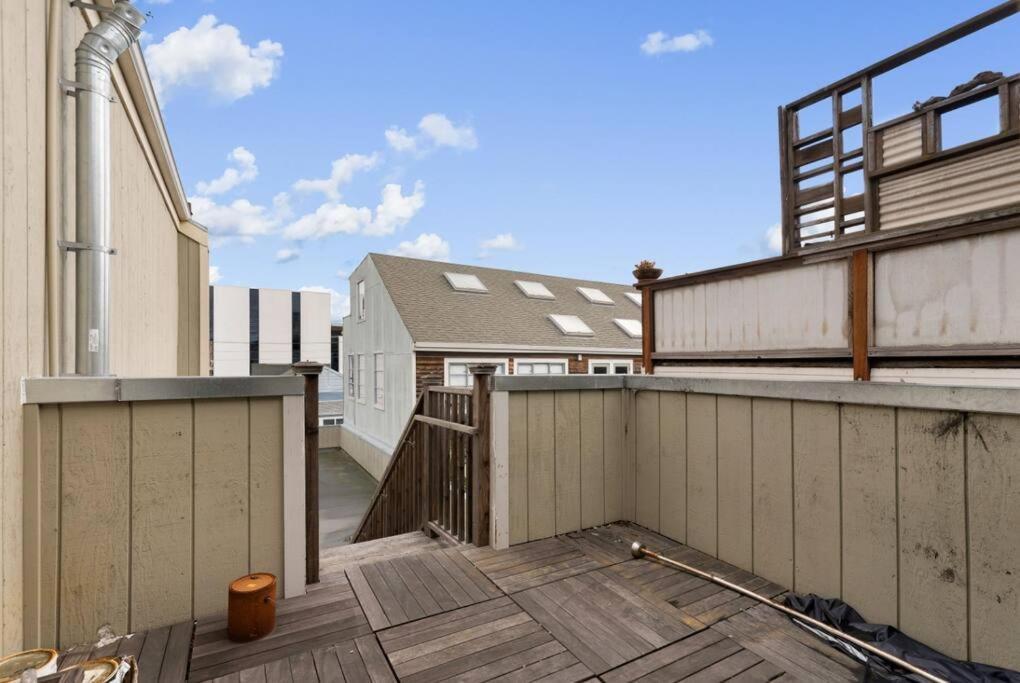 Apartment Huge Modern 4 Bedroom Flat W/ Views And Deck *