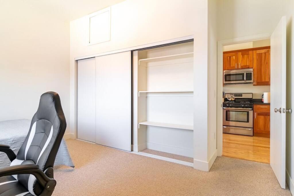 Apartment Huge Modern 4 Bedroom Flat W/ Views And Deck