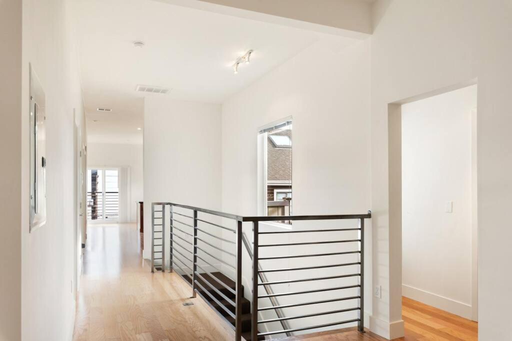 Apartment Huge Modern 4 Bedroom Flat W/ Views And Deck