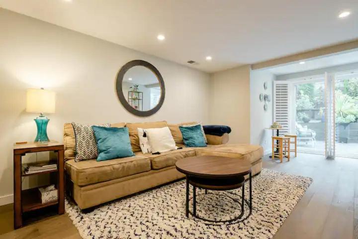Beautiful In Sun Drenched Garden Holiday home *