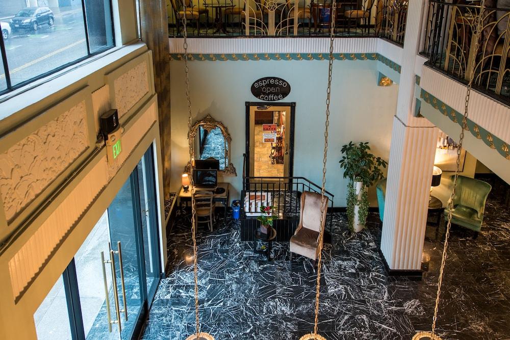 Hotel Embassy 2*