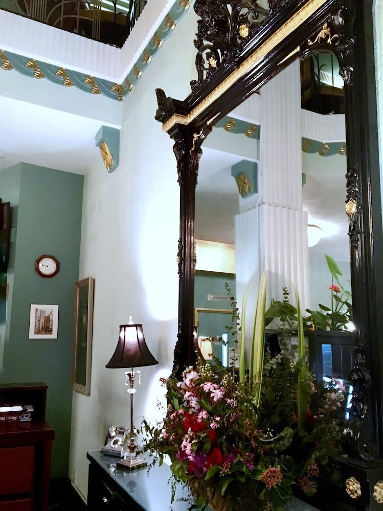 Embassy 2*