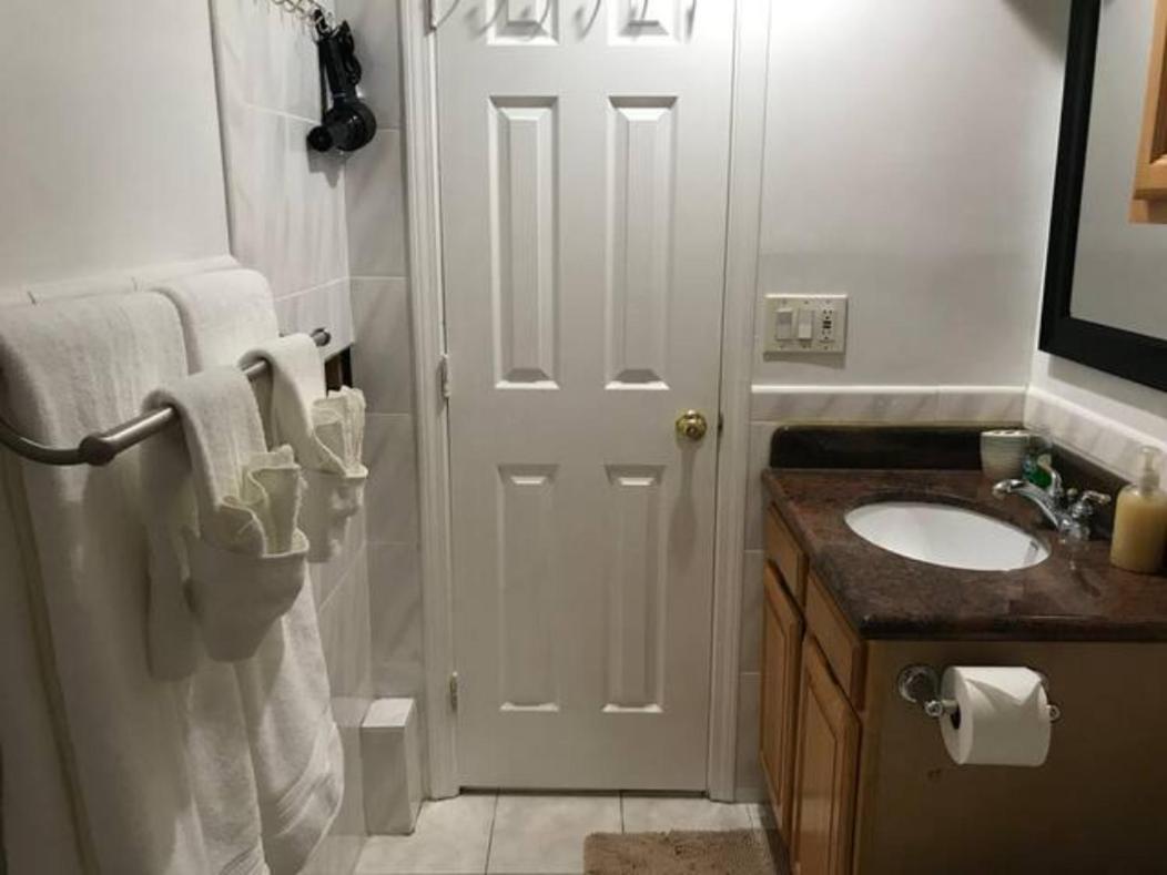 Apartment Private And Bathroom - Free Street Parking *