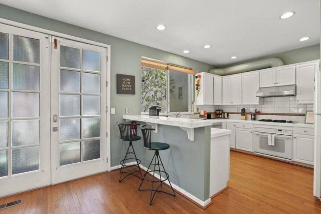 Beautiful Spacious House 2br / 4br In Silver Terrace *
