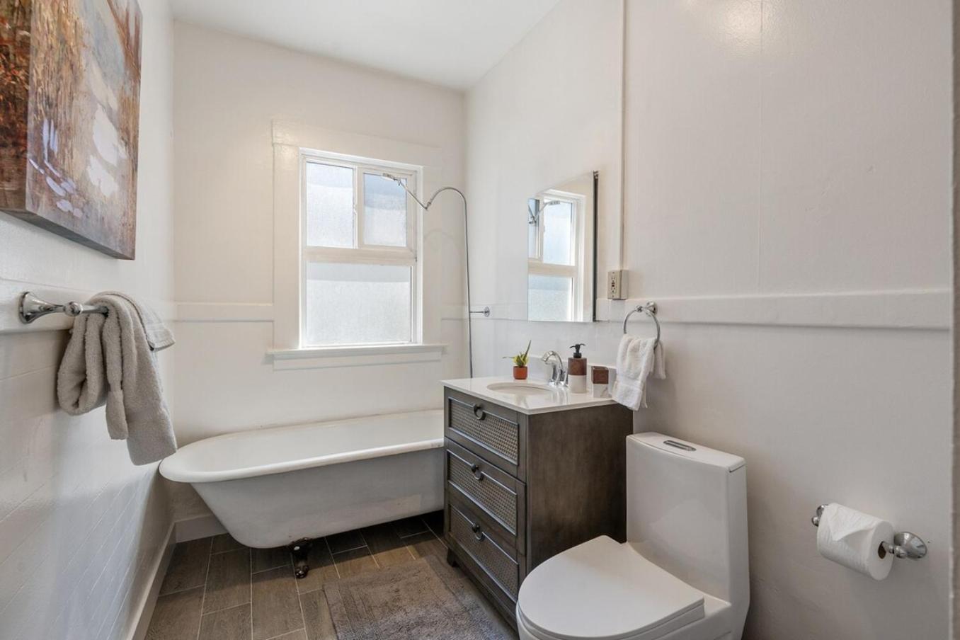 Ferienhaus Super Convenient 1br Pad With Garage Parking