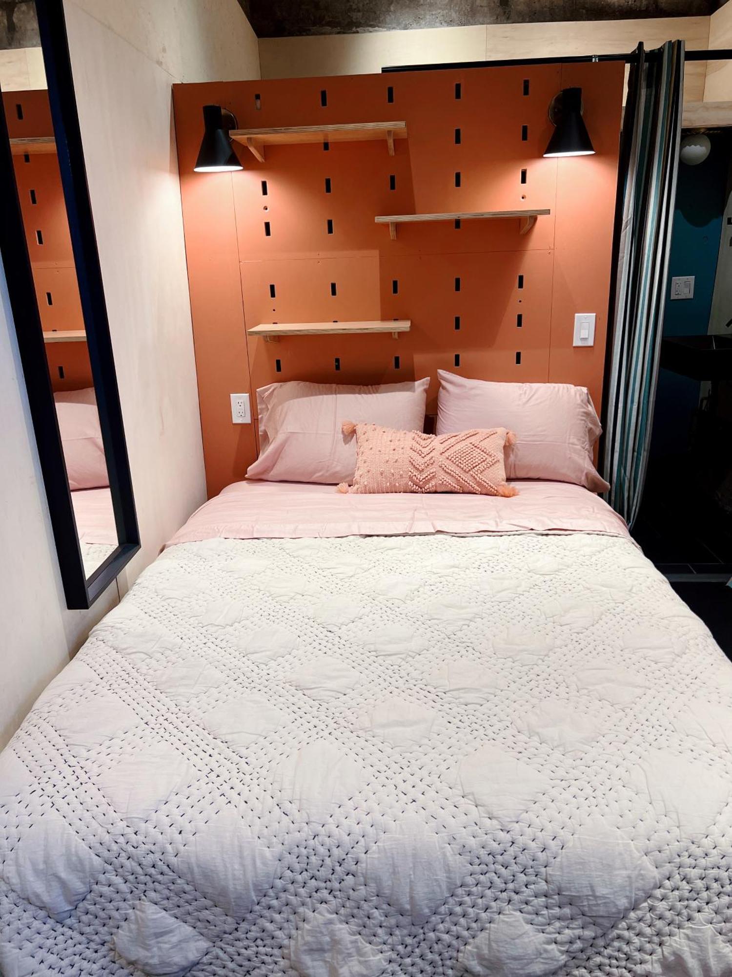 Charming Sleeps 2 On The Park On Of Hill Apartment *