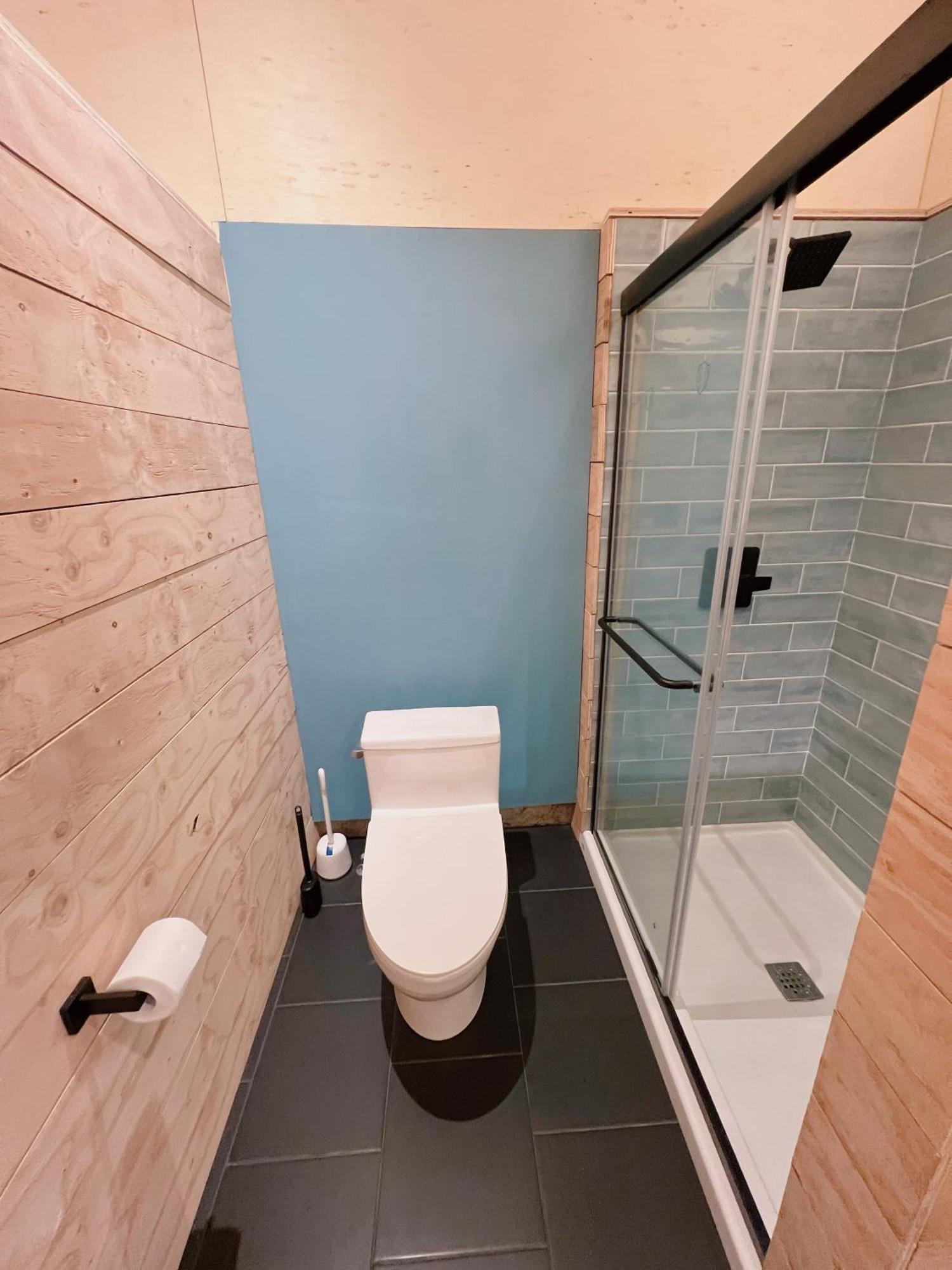 Charming Sleeps 2 On The Park On Of Hill Apartment *