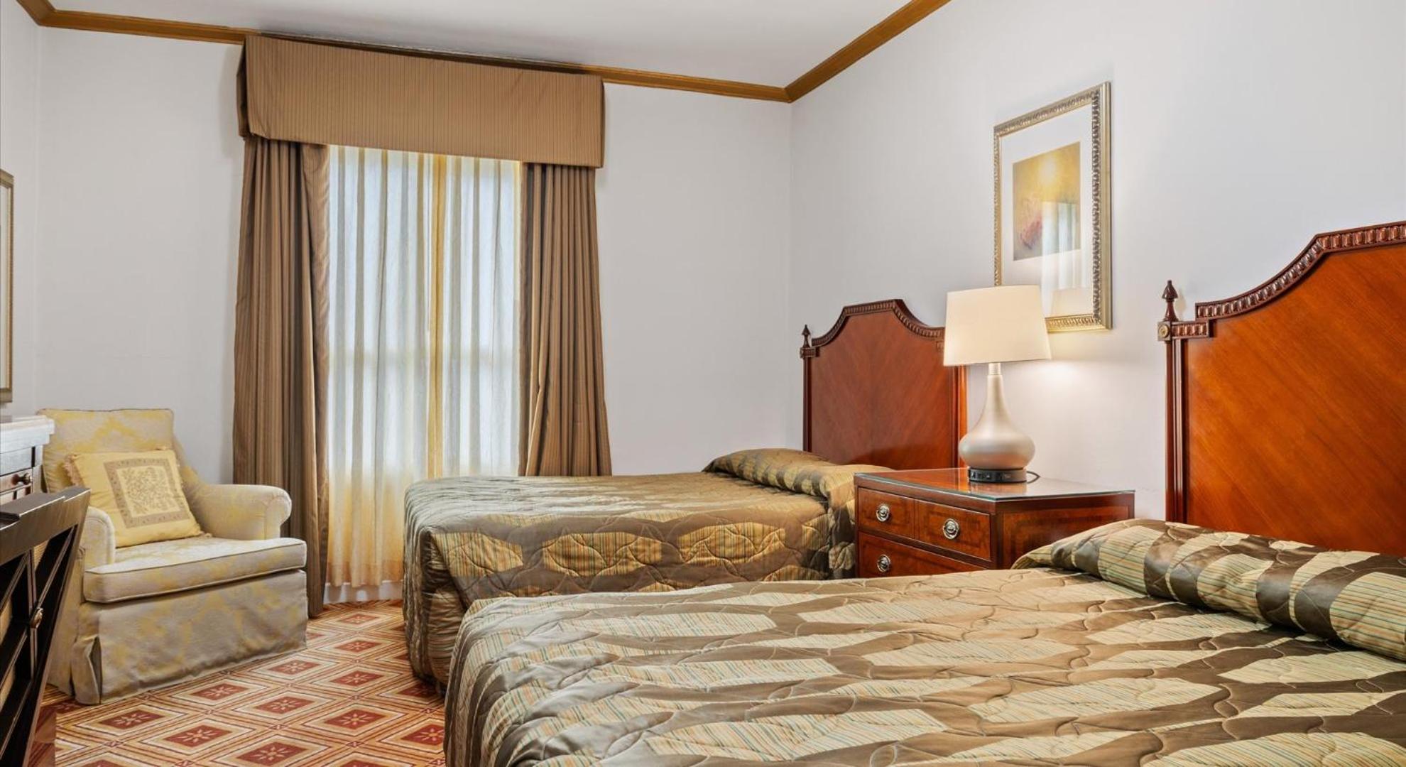 Embassy Hotel 2*