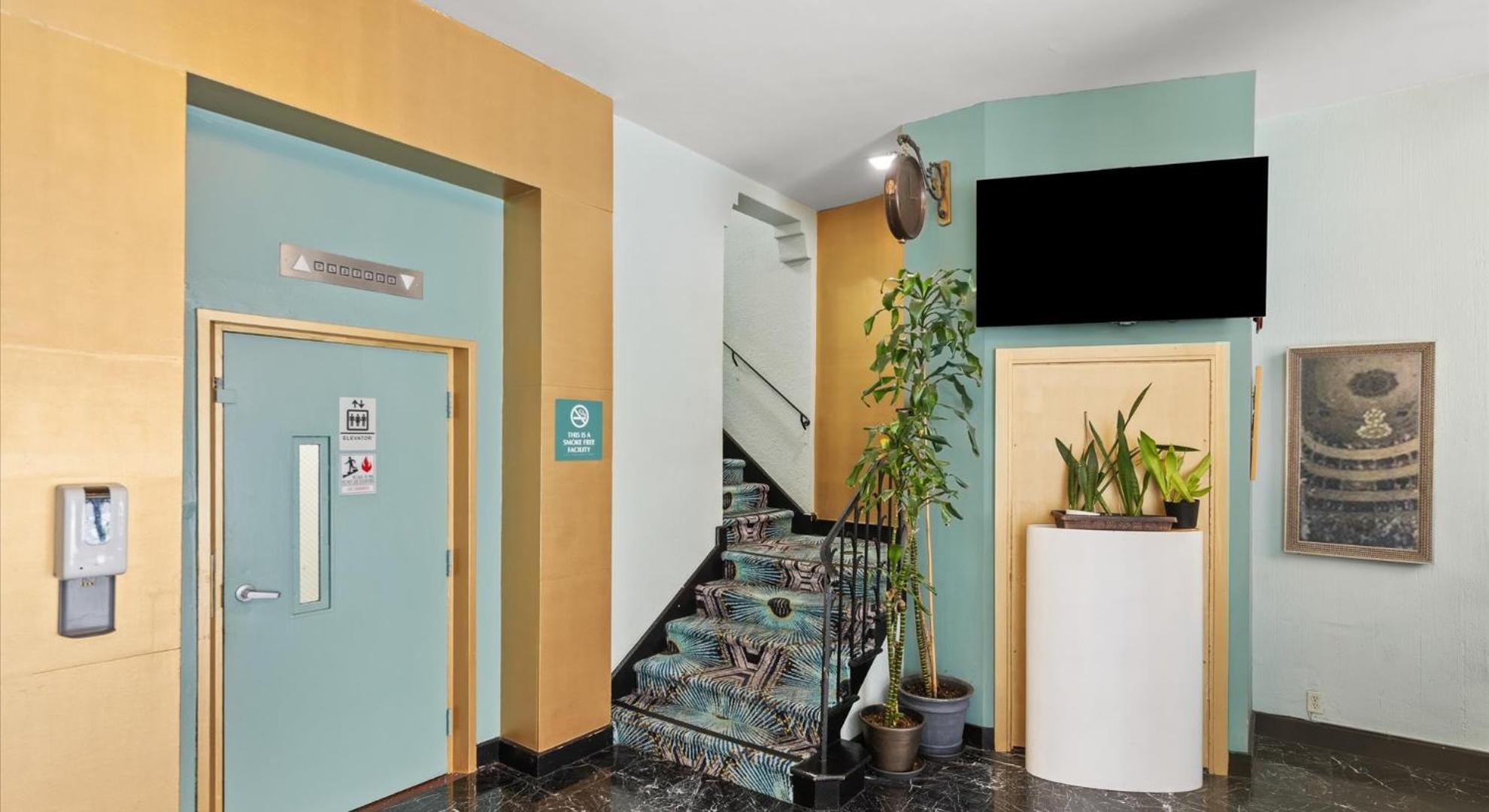 Embassy Hotel 2*