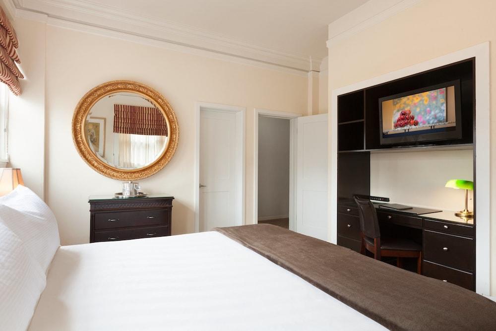 Executive Vintage Court Hotel