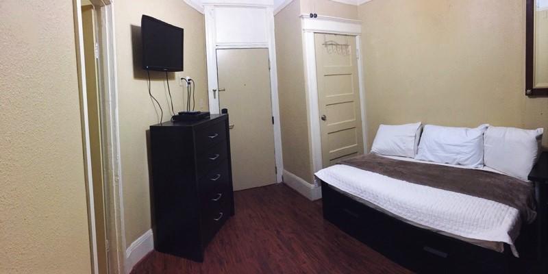 Yale Hotel *