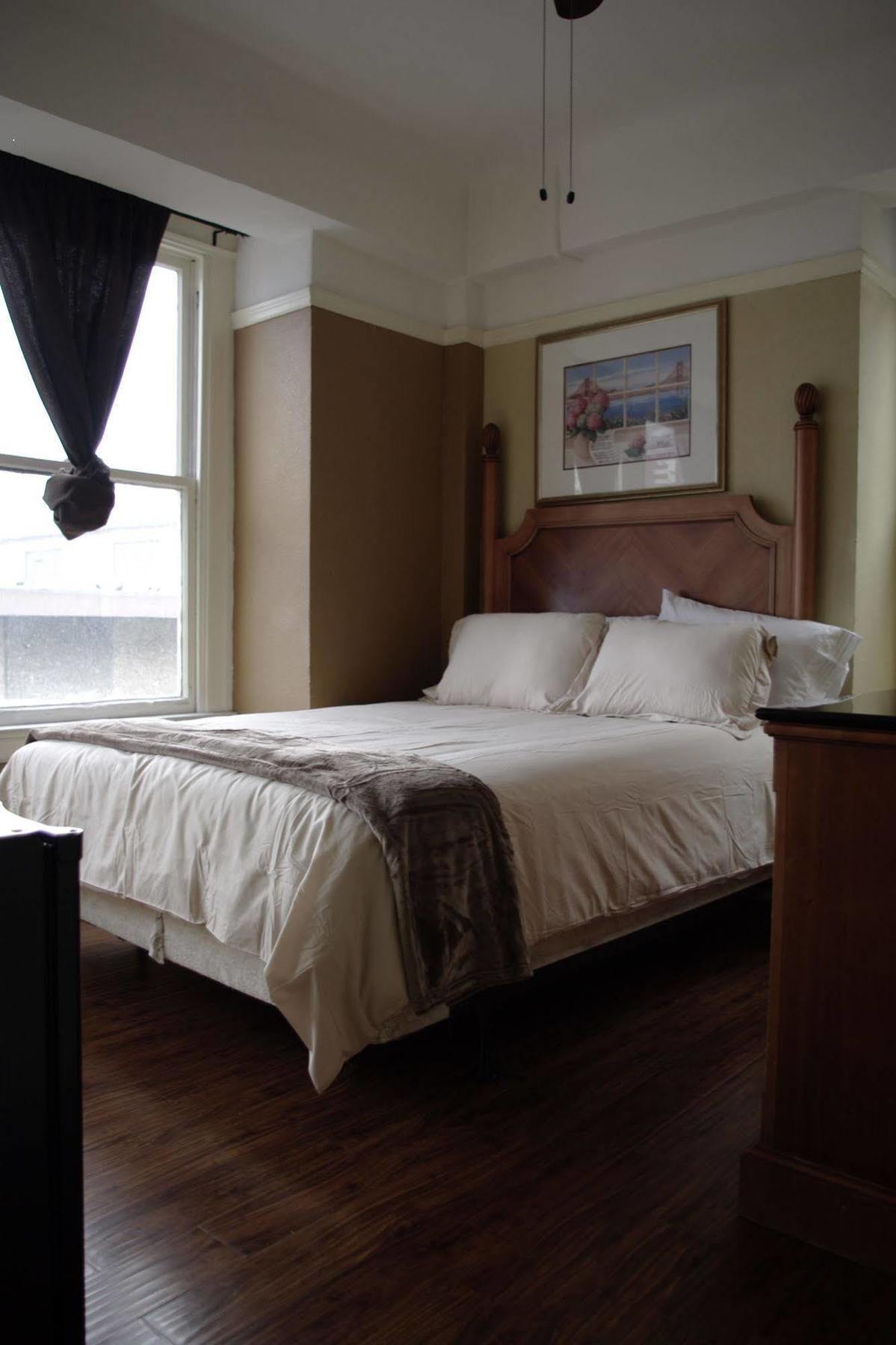 Yale Hotel *