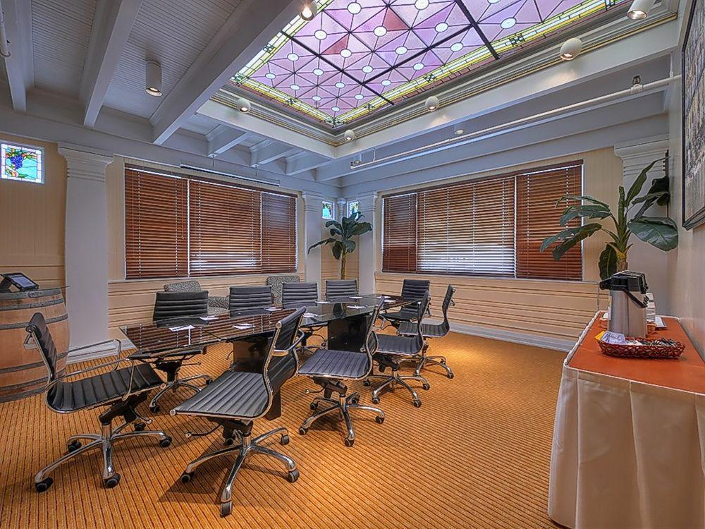 Executive Vintage Court Hotel 3*